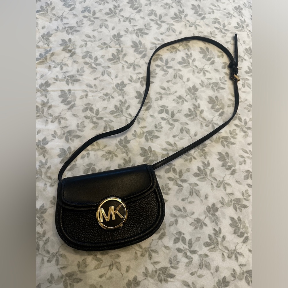 Elegant Michael Kors crossbody purse